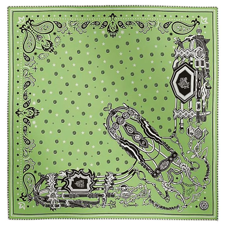 スカーフ ￥42,900／HERMÈS