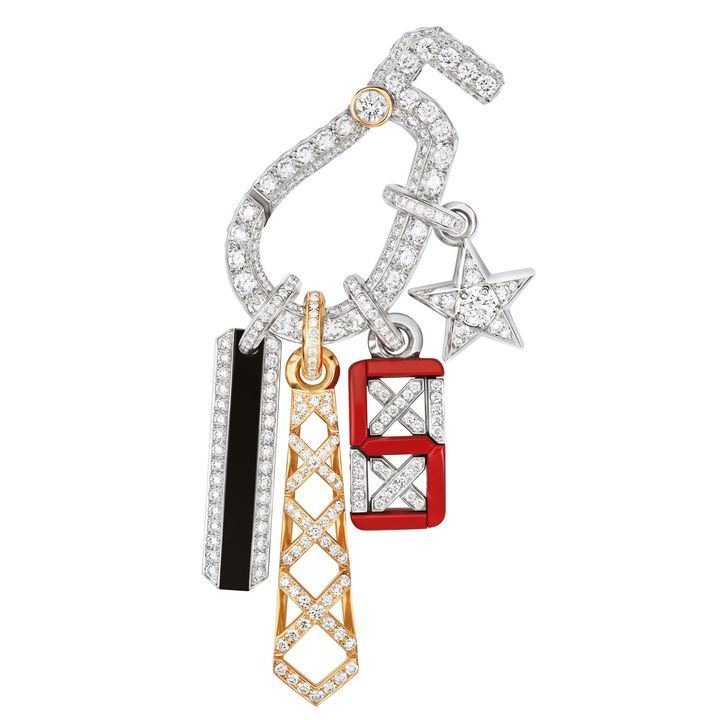 「オート ジュワイアリー スポール」ブローチ WG×YG×ダイヤモンド×レッドラッカー×ブラックラッカー ￥28,380,000（参考価格）／CHANEL