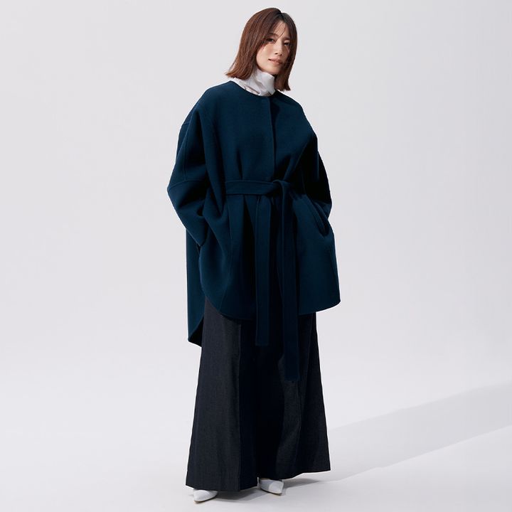 ルフィルの大人気アウターウールリバーポンチョにワイドパンツを合わせたコーデ