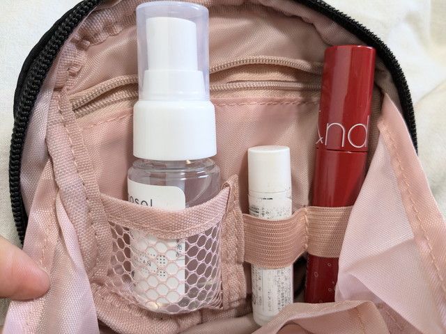 中身がひとめで分かる縦型ポーチのメッシュポケット