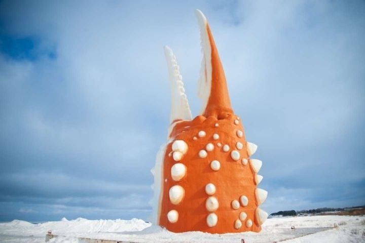 紋別市にあるカニの爪オブジェ（写真ACより）
