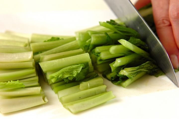 小松菜と油揚げのサッと煮の下準備1