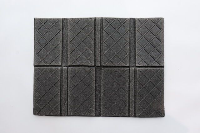 ダイソー 8つ折りレジャーマット（ポーチ付、ブラック） 広げた時