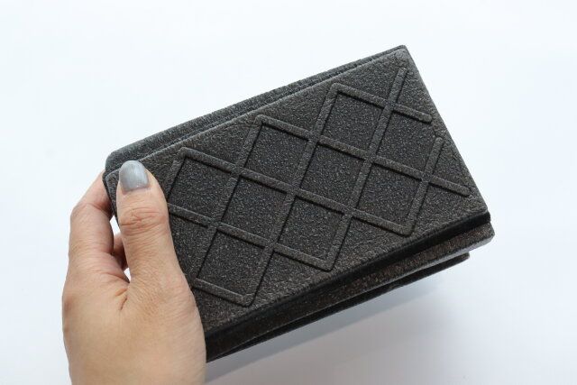 ダイソー 8つ折りレジャーマット（ポーチ付、ブラック） 軽量