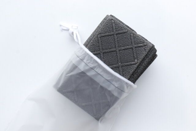 ダイソー 8つ折りレジャーマット（ポーチ付、ブラック）