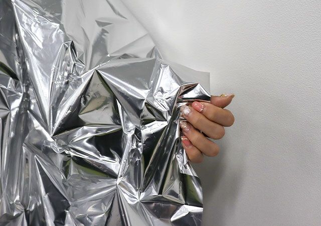 ダイソー 簡易保温アルミポンチョ 袖部分