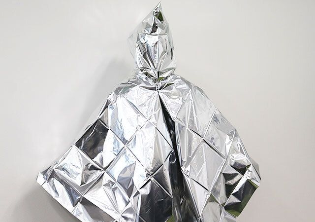 ダイソー 簡易保温アルミポンチョ 着用例