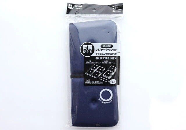 キャンドゥの低反発レジャークッション ネイビーのパッケージ