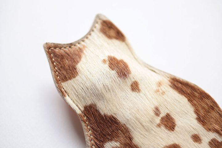 猫型の後ろ姿のキーケース、猫後頭部の手触りも再現