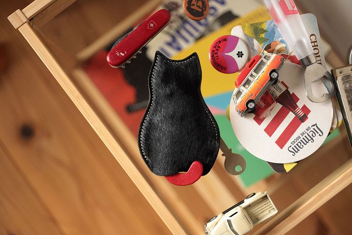 猫型の後ろ姿のキーケース、猫後頭部の手触りも再現