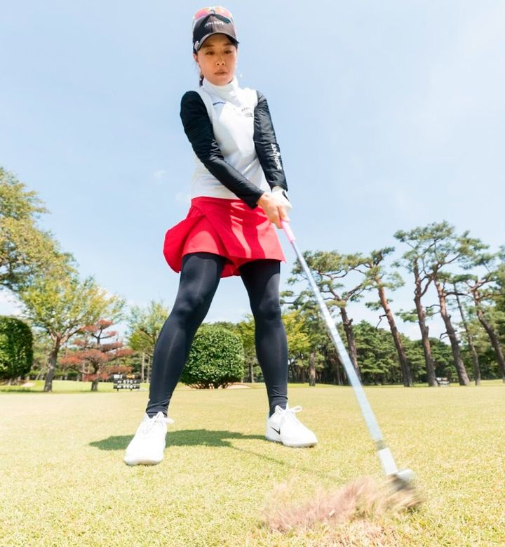 “芝をタッチする素振り”がミートするコツ！女子プロが解説