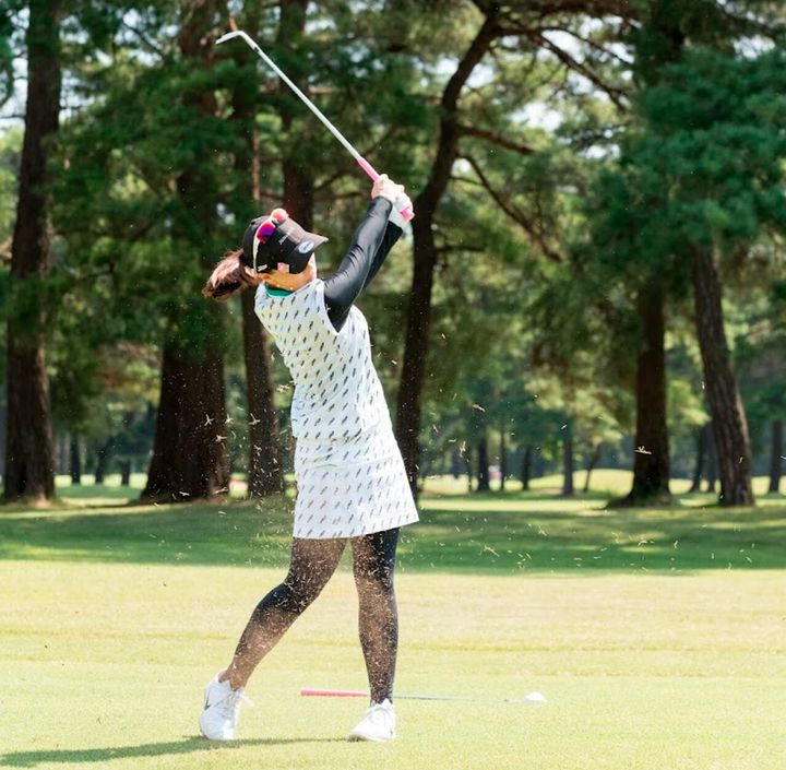 “芝をタッチする素振り”がミートするコツ！女子プロが解説