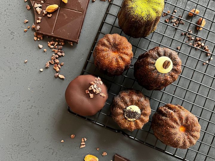 「ベーシックアソート」6個セット ¥2,980。定番の中で人気のフレーバーを詰め合わせたセット。フレーバーは、贅沢プレーン、大人カカオ、オーガニックディカフェコーヒー、英国紅茶のアールグレイ、挽き立て八女抹茶。