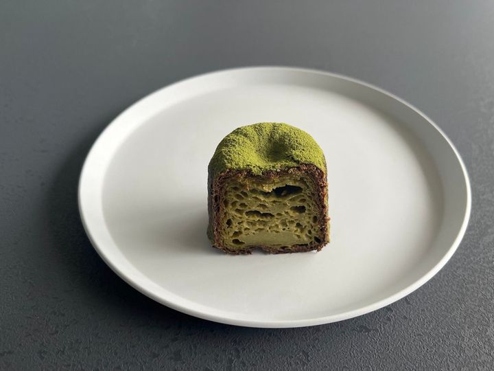 挽き立て八女抹茶のカヌレ。豊かな抹茶の風味にミルキーなガナッシュのマリアージュが濃厚な美味しさ！トップにかけられた抹茶パウダーが良いアクセント。