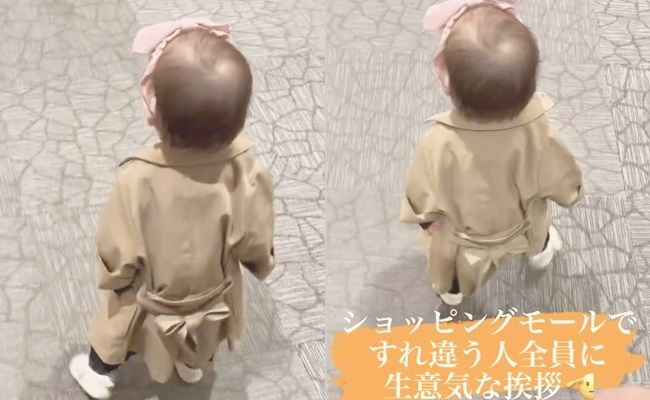 すれ違う人に王様のような挨拶をする様子