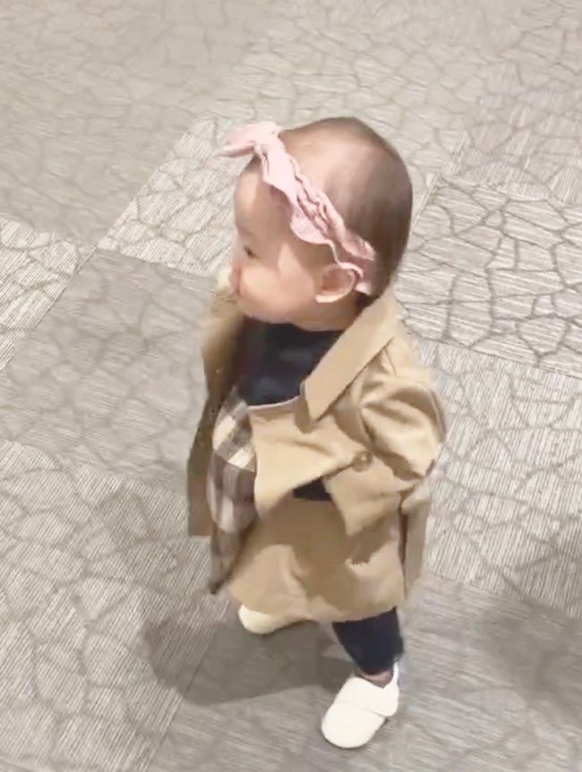 すれ違う人に王様のような挨拶をする様子