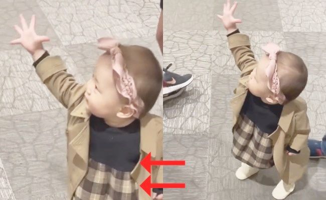 すれ違う人に王様のような挨拶をする様子