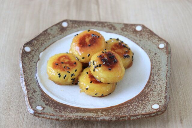 さつまいももち 大学芋風タレ 和える