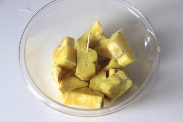 加熱したさつまいも 爪楊枝刺す