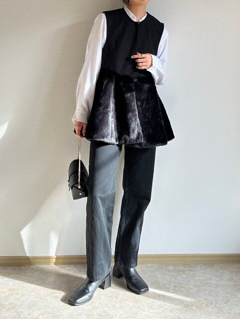 ユニクロ レーヨンブラウス ファーベストできれいめレイヤードスタイル