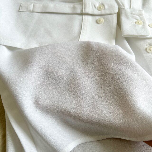 ユニクロ レーヨンブラウス 手を入れて透け感チェック