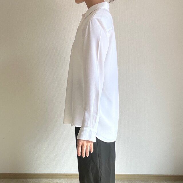 ユニクロ レーヨンブラウス 160cm Lサイズを着用 サイドから見た感じ