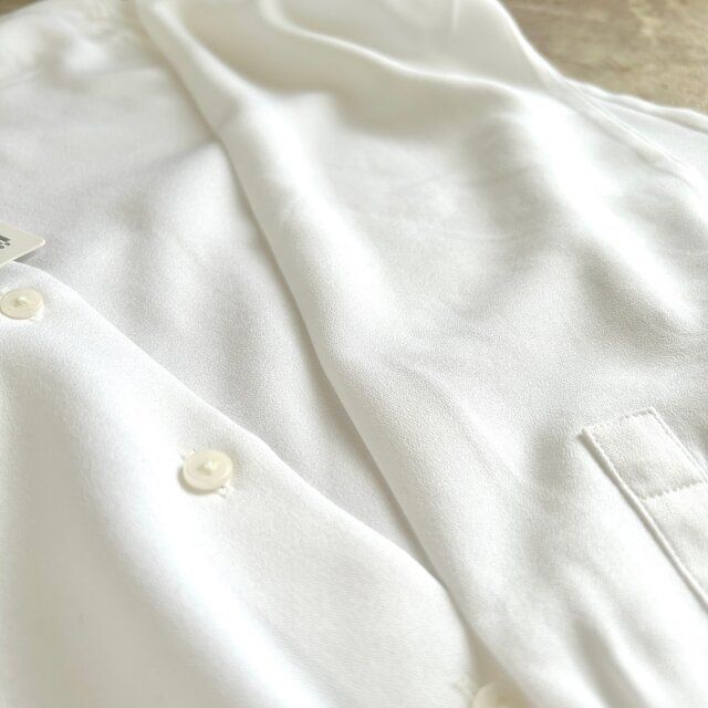 ユニクロ レーヨンブラウス 素材感