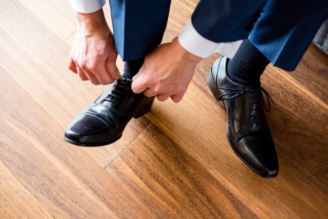 革靴を履く