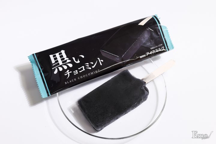 ローソンに韓国で人気の“真っ黒スイーツ”が集結！チョコミントアイスもモノクロに!?「モノクロ」スイーツフェア