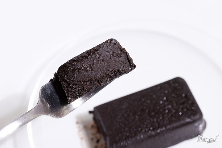 ローソンに韓国で人気の“真っ黒スイーツ”が集結！チョコミントアイスもモノクロに!?「モノクロ」スイーツフェア