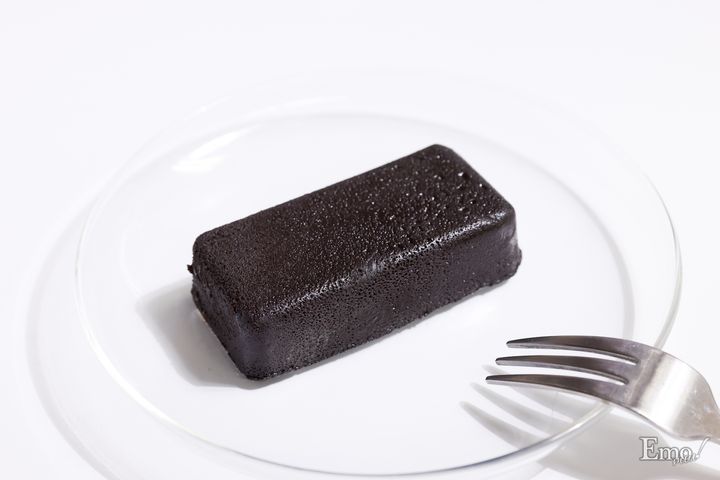 ローソンに韓国で人気の“真っ黒スイーツ”が集結！チョコミントアイスもモノクロに!?「モノクロ」スイーツフェア