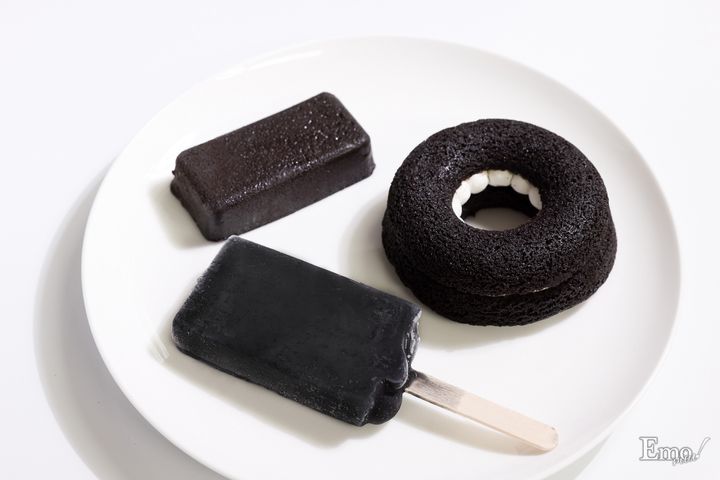 ローソンに韓国で人気の“真っ黒スイーツ”が集結！チョコミントアイスもモノクロに!?「モノクロ」スイーツフェア