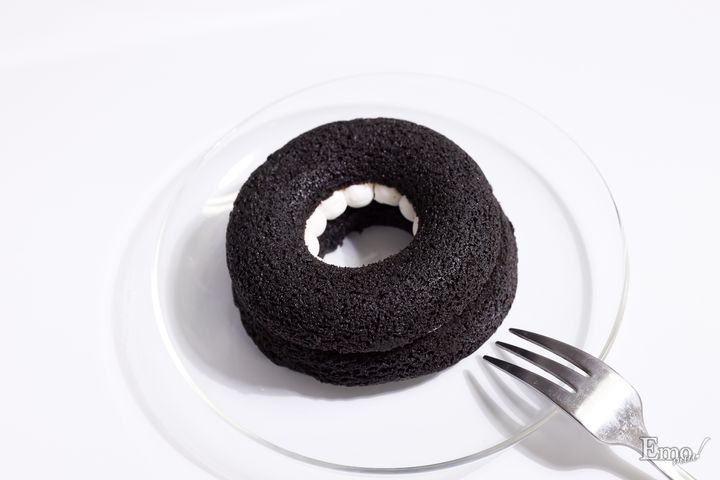 ローソンに韓国で人気の“真っ黒スイーツ”が集結！チョコミントアイスもモノクロに!?「モノクロ」スイーツフェア