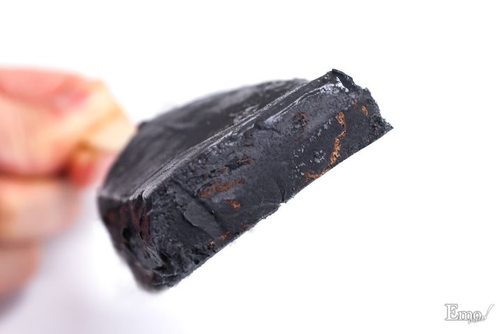 ローソンに韓国で人気の“真っ黒スイーツ”が集結！チョコミントアイスもモノクロに!?「モノクロ」スイーツフェア