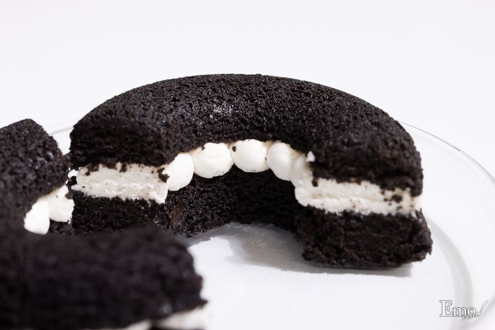 ローソンに韓国で人気の“真っ黒スイーツ”が集結！チョコミントアイスもモノクロに!?「モノクロ」スイーツフェア