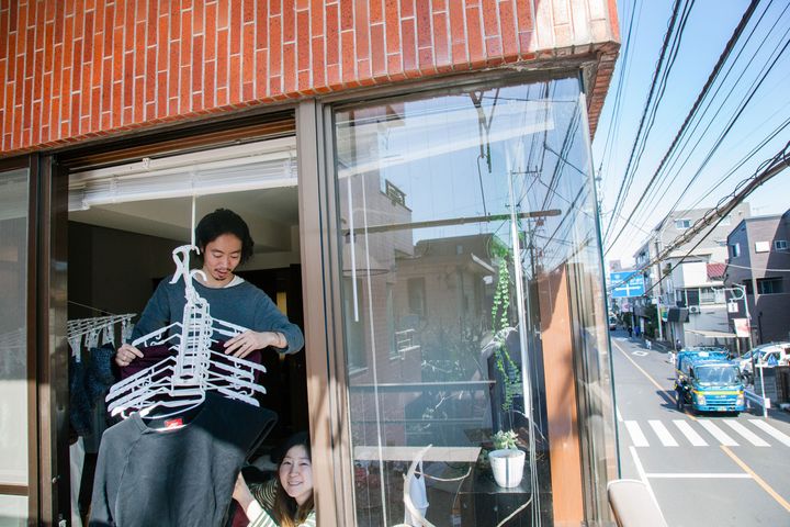 洗濯物を取り込む様子