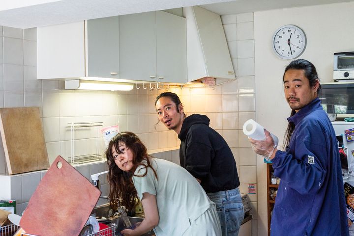 キッチンに立つ3人