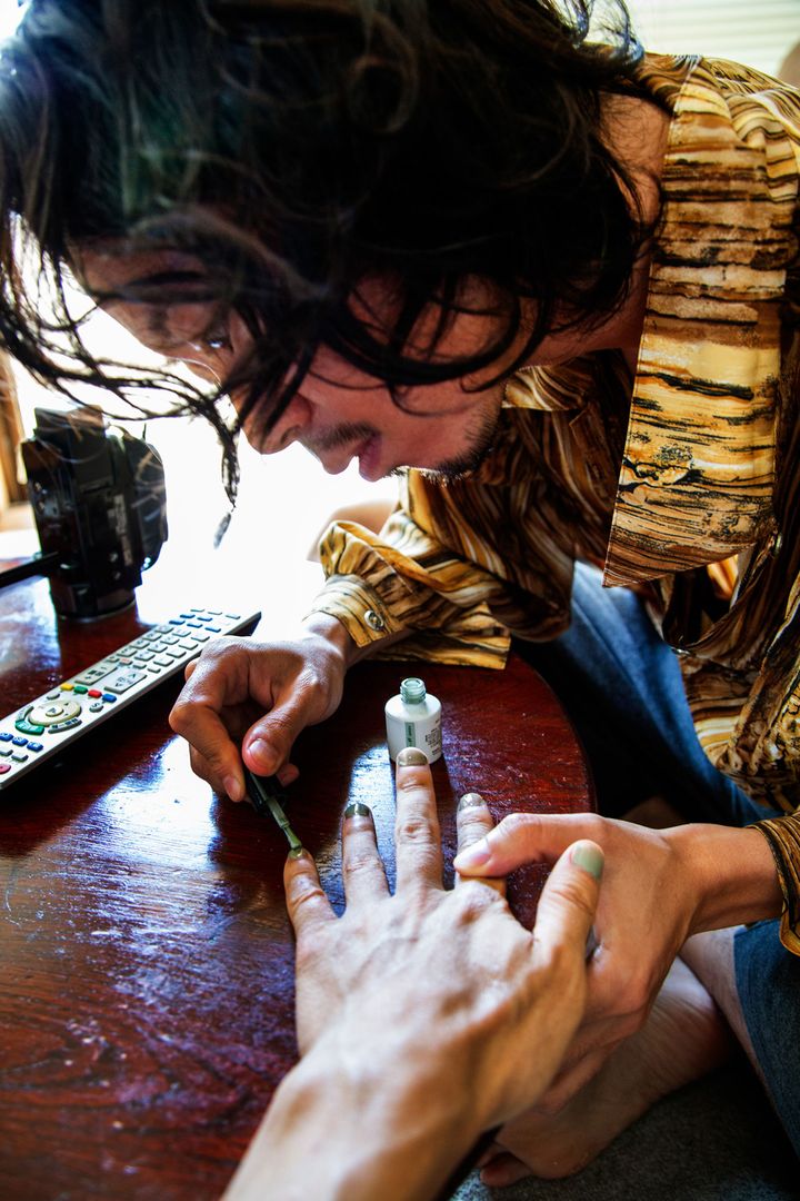 マニキュアを塗る様子