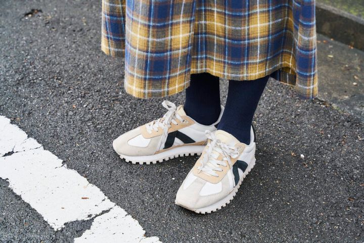 スニーカー×チェックスカート