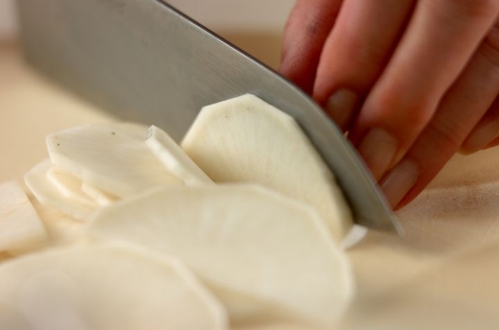 塩もみカブのサラダの下準備1