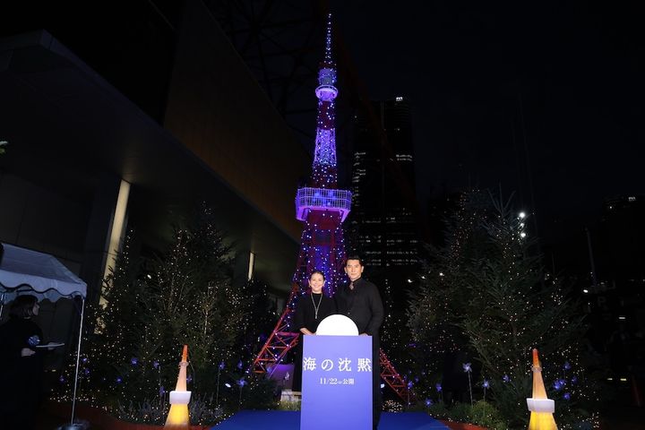 小泉今日子「わたしも本木雅弘さんも10代の頃に出会って…」かつての恋人同士演じる2人が東京タワー点灯式でロマンチックに大ヒット祈願