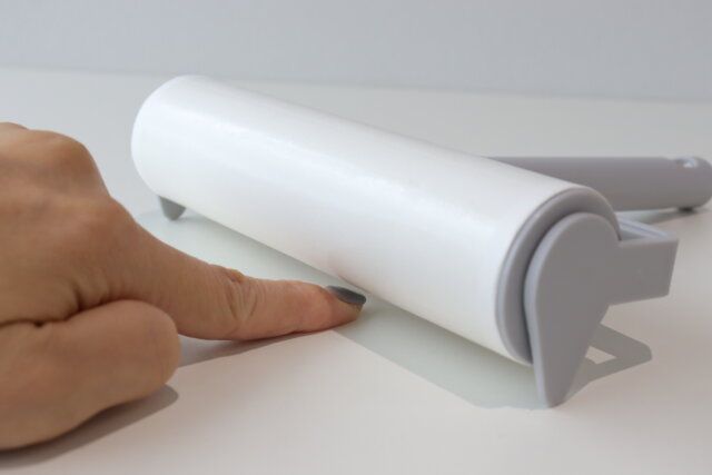 ダイソー カバーがいらない粘着テープクリーナー 床に付かない