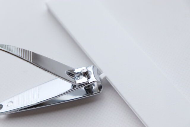 ダイソー 棚板を付けられるファイルボックス 爪切りでカット