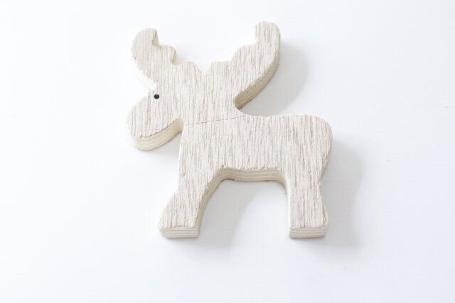 セリアのCPH-1728 ナチュラルウッドトナカイのパッケージ