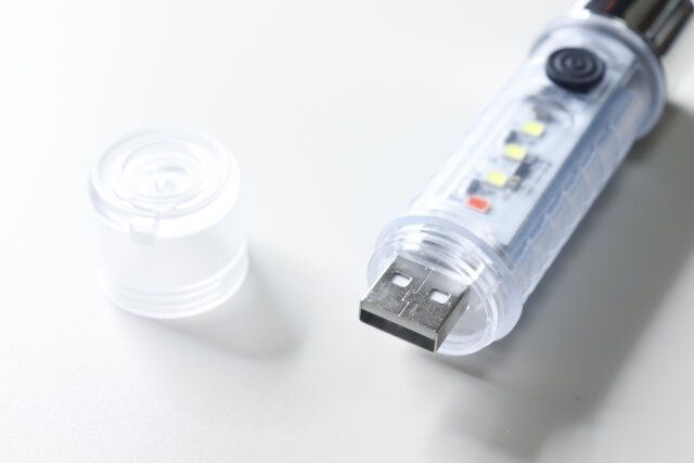 ダイソーの充電式 LED スケルトンライトのフタ