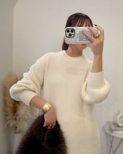 白の2ピースワンピースを着ている