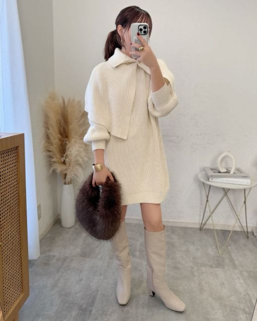 白の2ピースワンピースを着用したコーデ