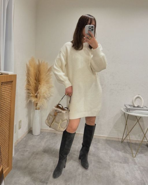 白の2ピースワンピースを着用したコーデ