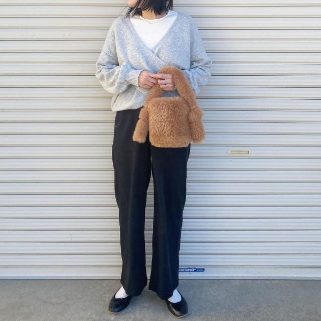 ブラウンのファーリーバッグを持ったコーデ