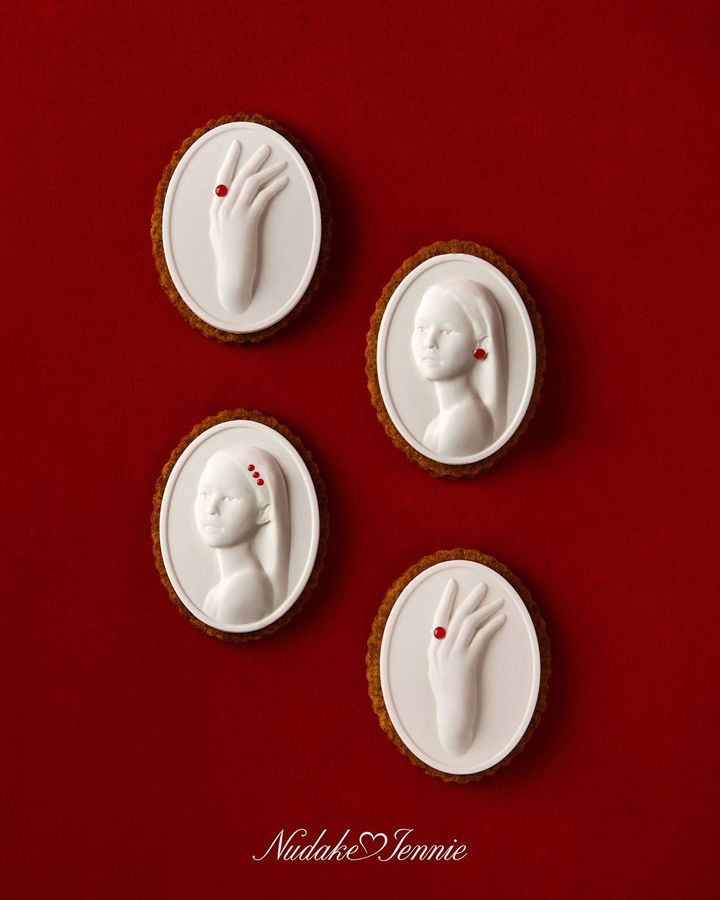 「カメオ」ジェニーの肖像が繊細に彫られたホワイトチョコレート製のカメオスタイルのビスケット。